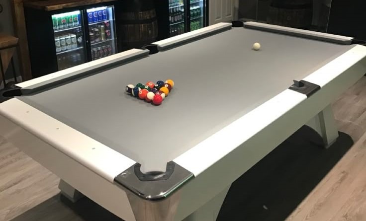 Ruang Meja Billiard Simple